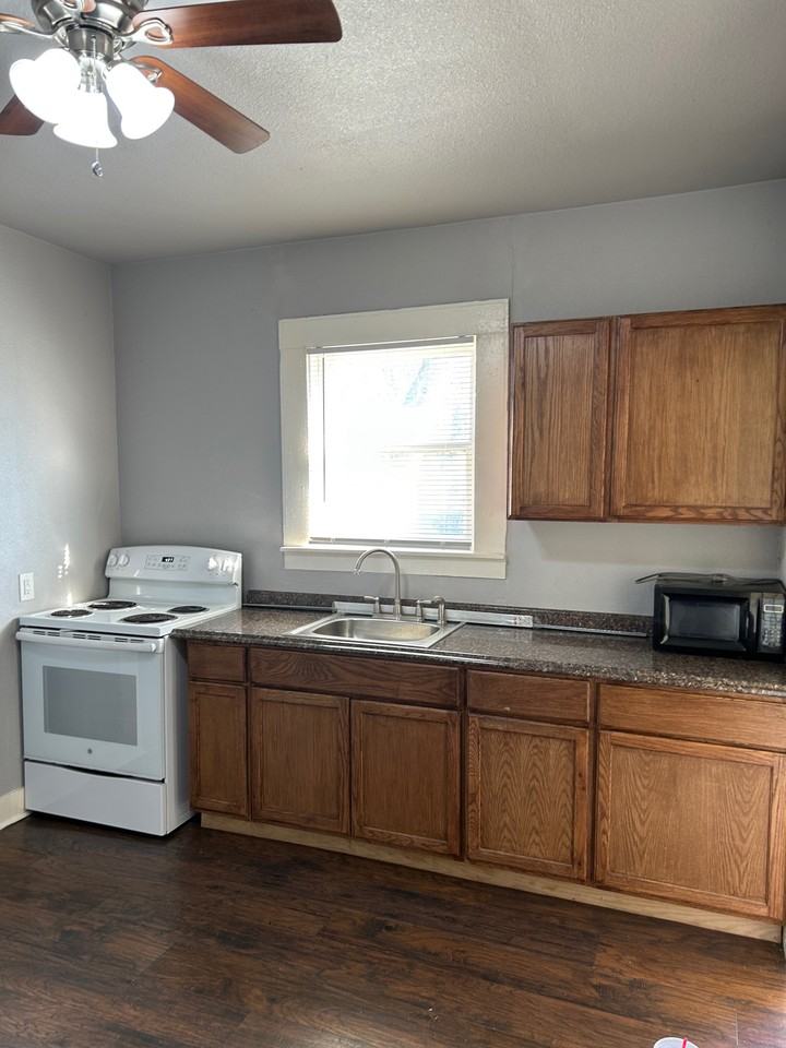 201 E Kingsbury St #201 - Photo 2 of 12