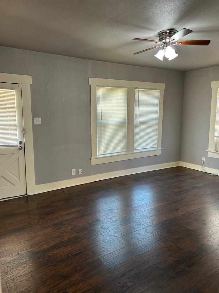 201 E Kingsbury St #201 - Photo 4 of 12