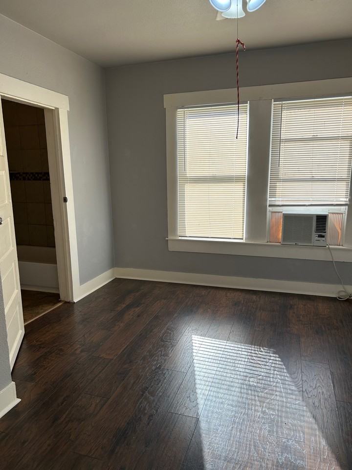201 E Kingsbury St #201 - Photo 5 of 12