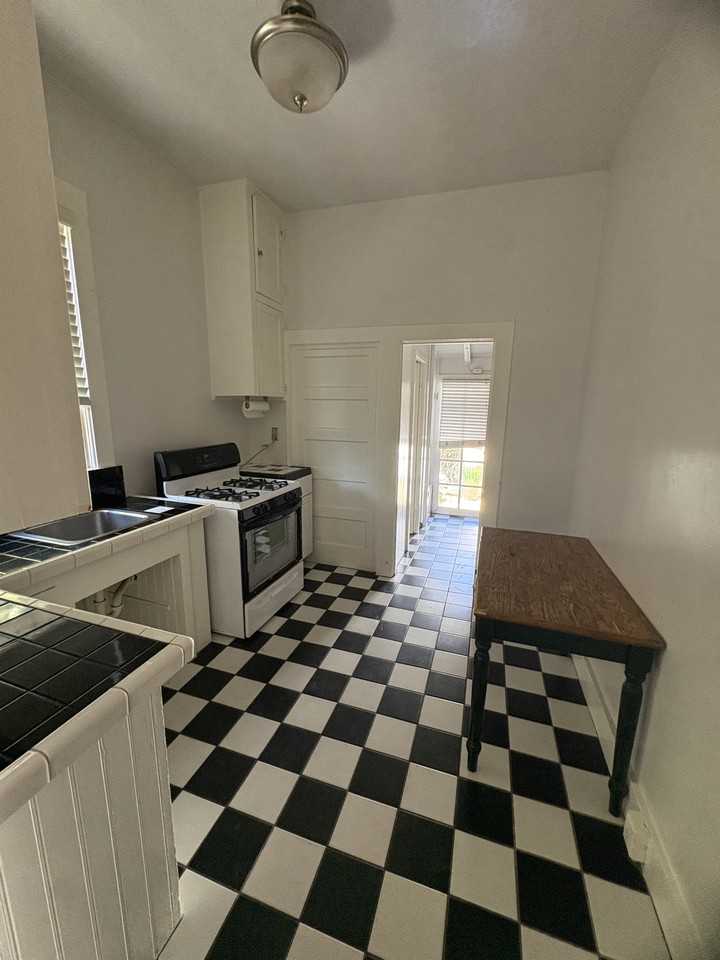 1026 Bath St #B - Photo 5 of 10