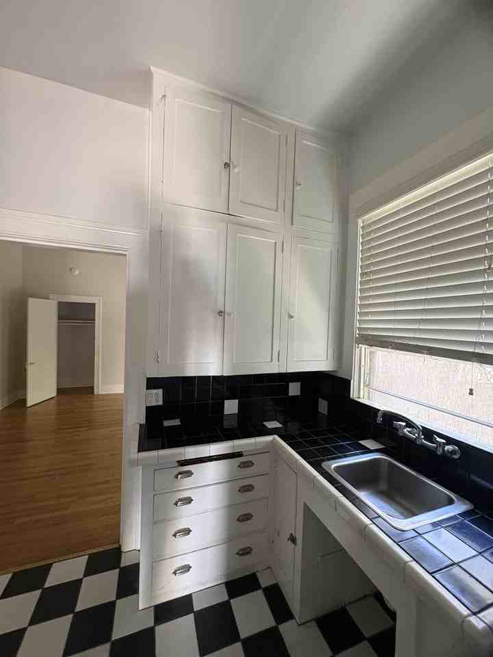 1026 Bath St #B - Photo 6 of 10