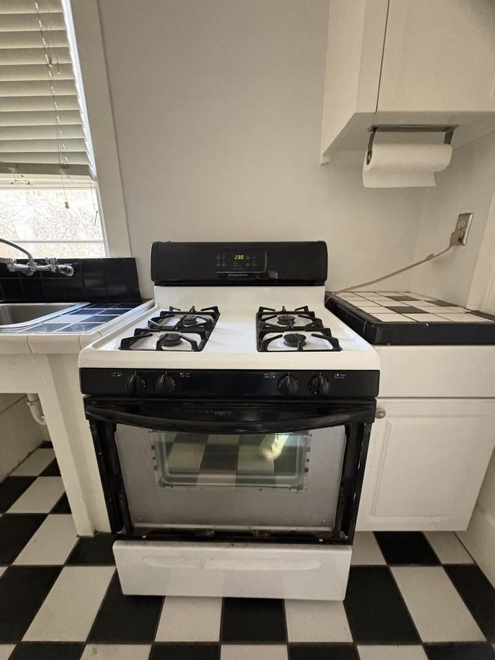 1026 Bath St #B - Photo 7 of 10