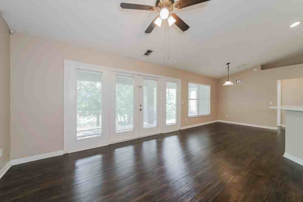 210 Bloxam Ave - Photo 3 of 16