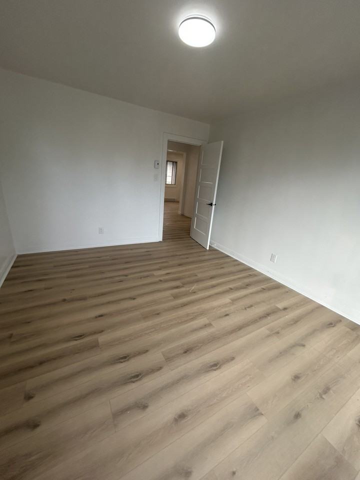 8945 10e Avenue - Photo 3 of 20