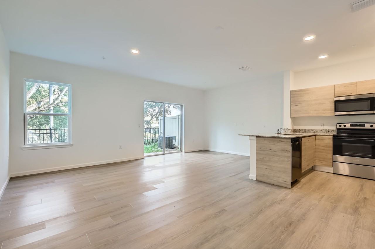 1217 Southstation Pl #502 - Photo 4 of 32