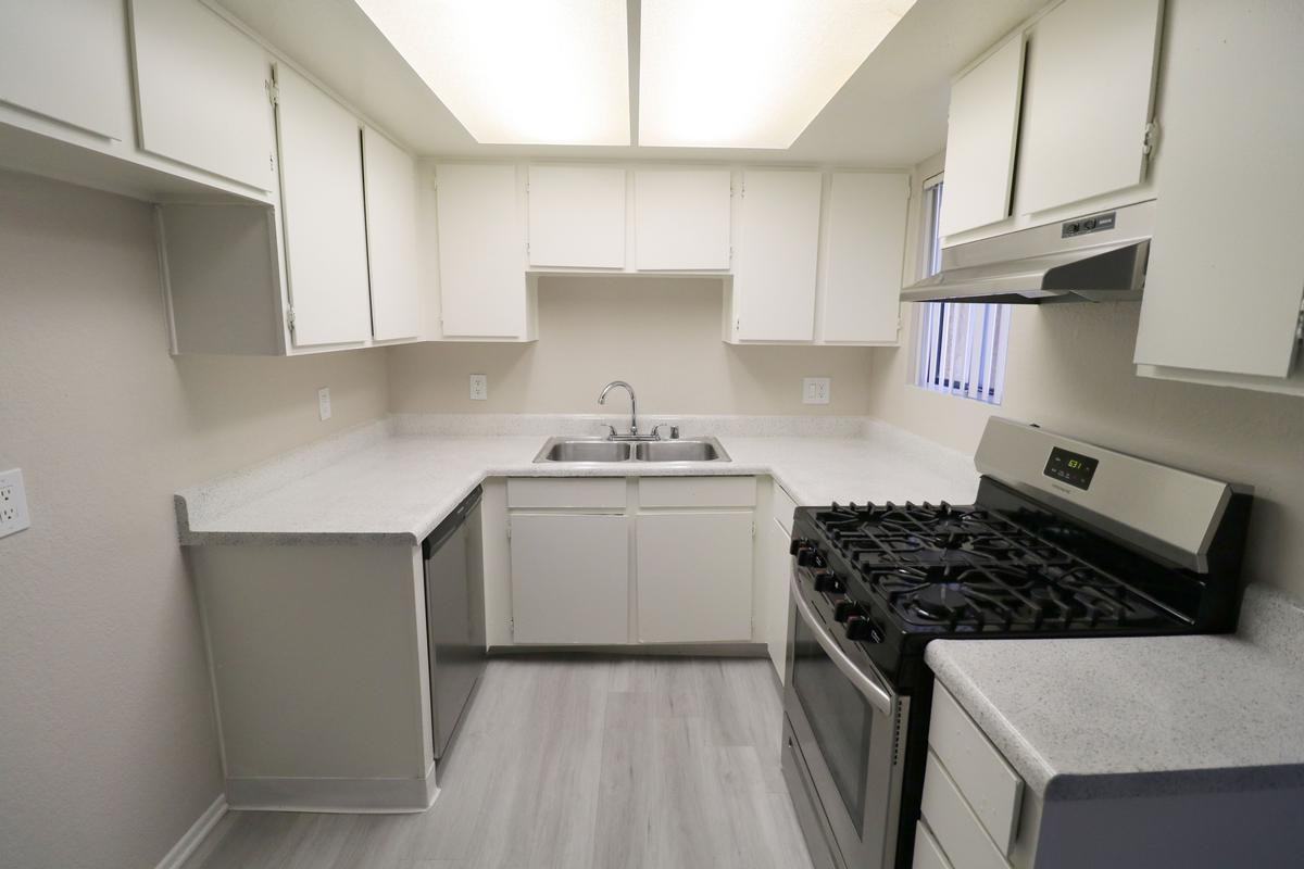 1720 E D St - Photo 7 of 16