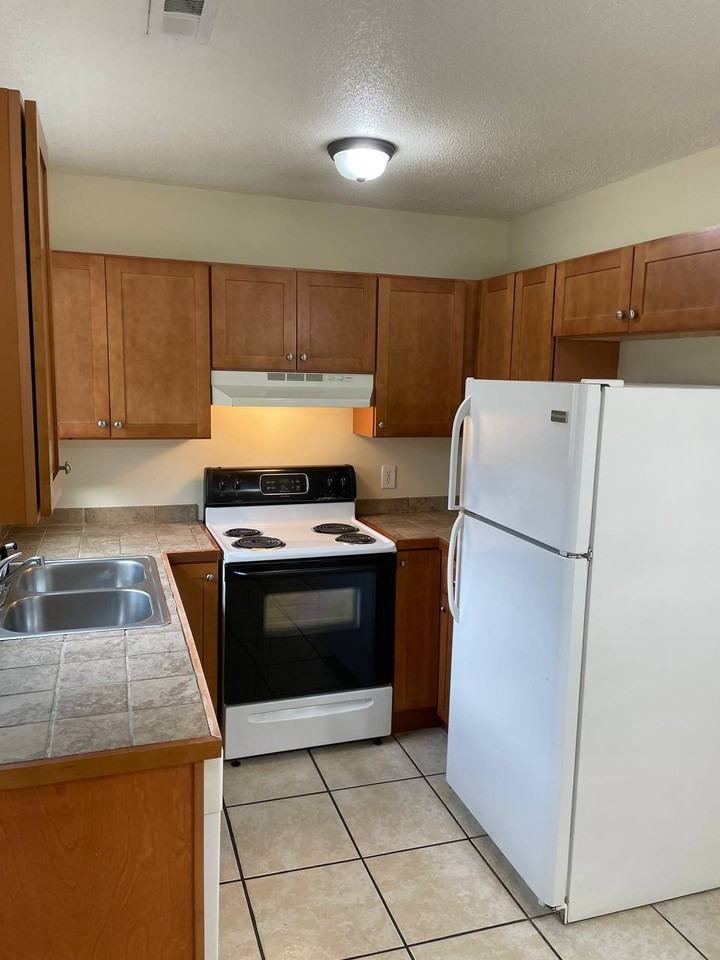 549 Cambridge Dr Apt O #549O - Photo 2 of 8