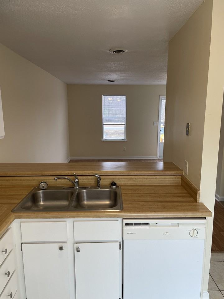 100 Canterbury Dr #100 - Photo 4 of 9