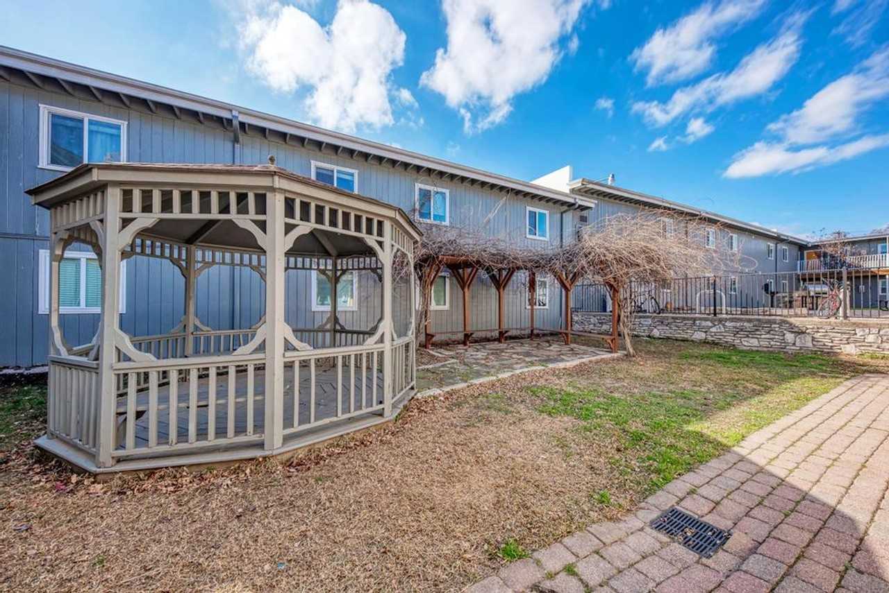 2401 Manor Rd - Photo 7 of 22