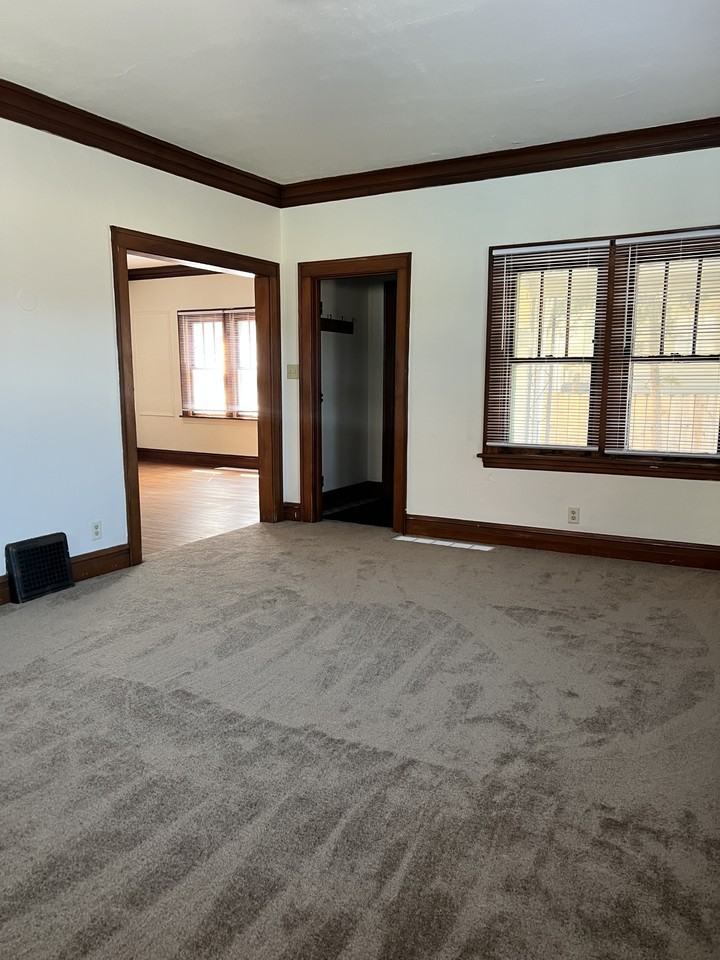 43 N Lewis Ave #1 - Photo 3 of 11