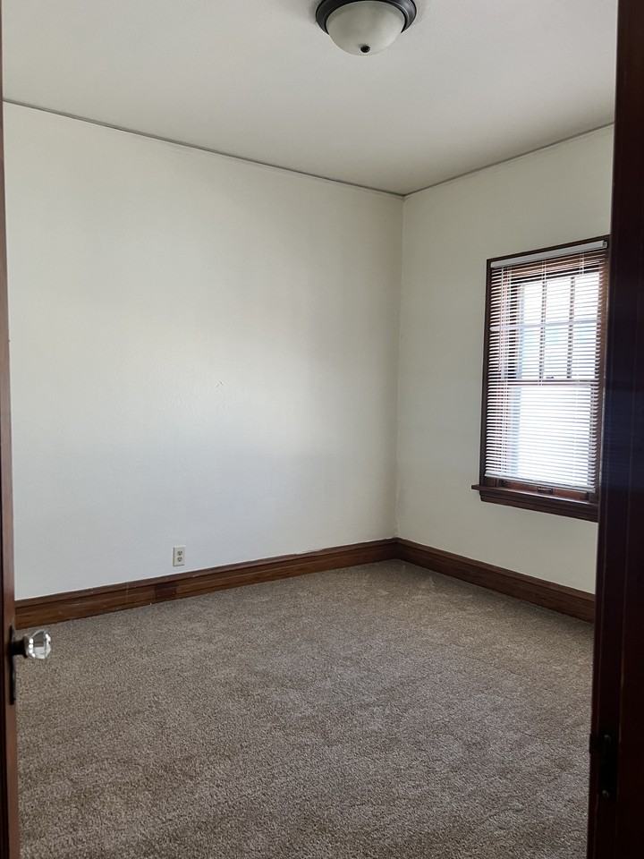43 N Lewis Ave #1 - Photo 5 of 11