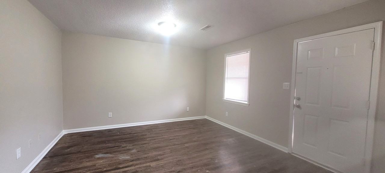 2505 Green Oaks Ct #C - Photo 2 of 7
