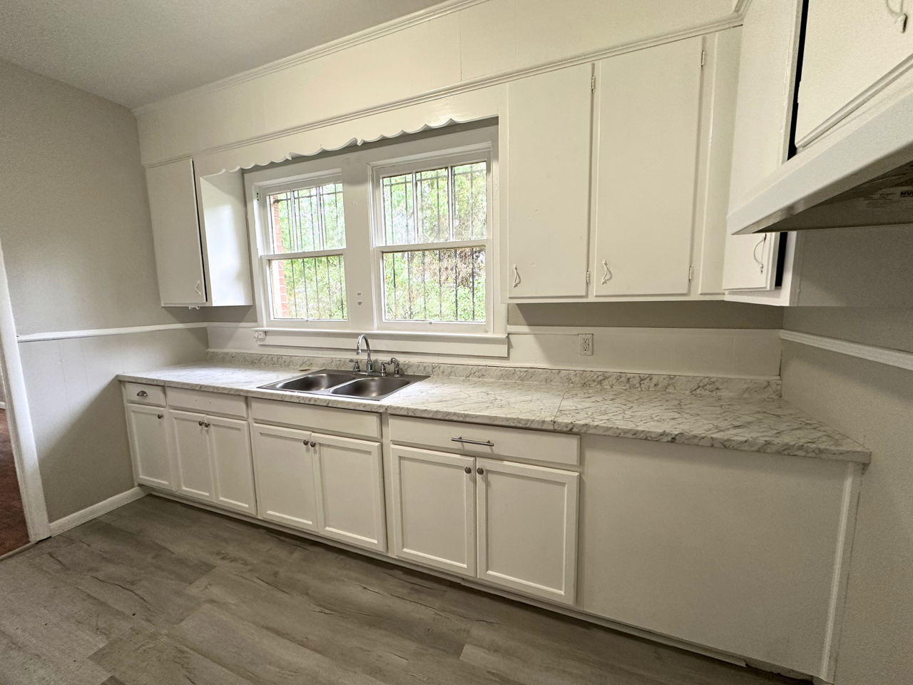 372 Fredonia St - Photo 3 of 17
