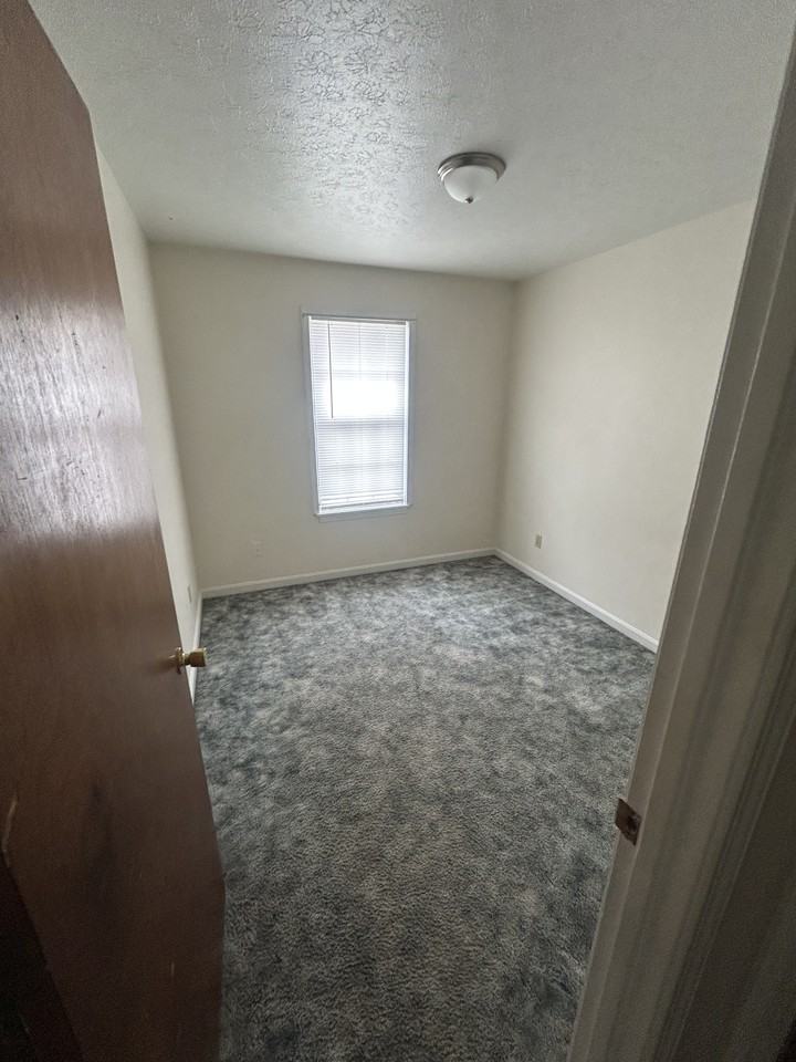 720 E Lincoln Trail-10 #10 - Photo 3 of 5