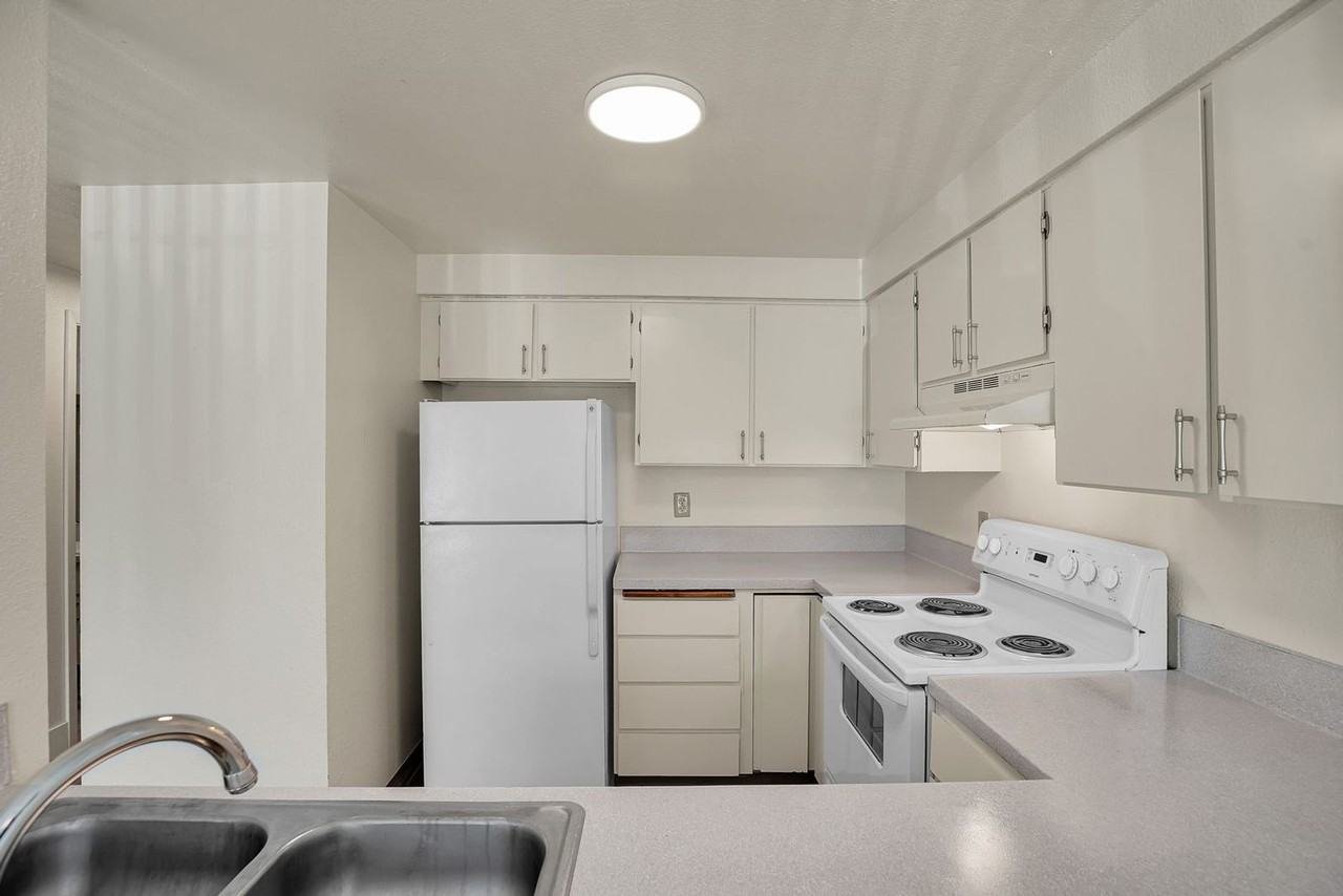GARDEN COURT APTS. - Photo 4 of 36