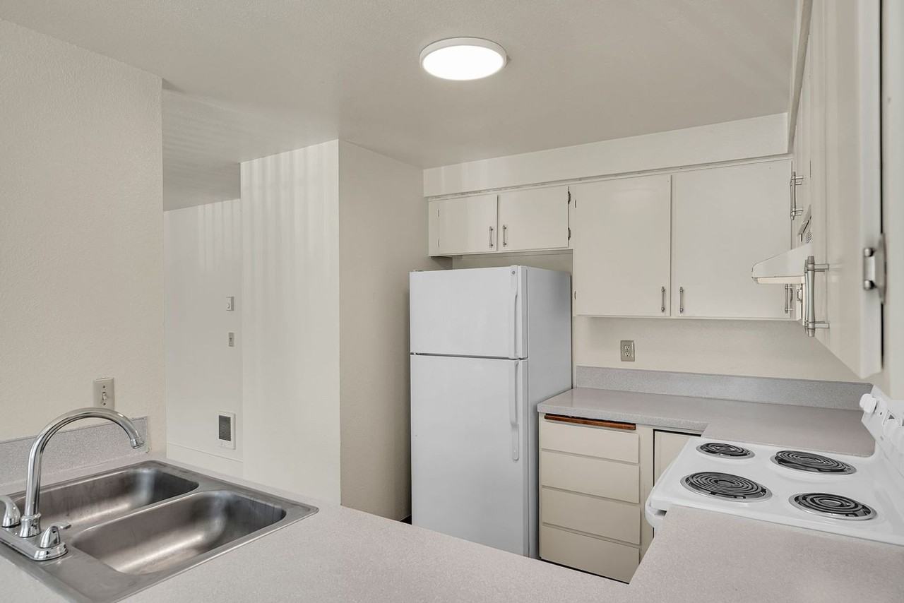 GARDEN COURT APTS. - Photo 5 of 36