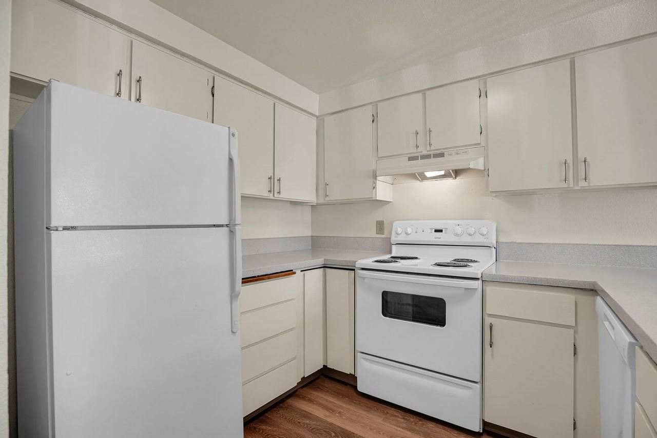 GARDEN COURT APTS. - Photo 6 of 36