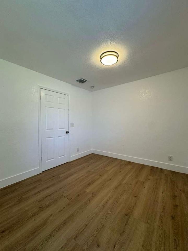 3115 AVENUE J - 1 #3115-1 - Photo 5 of 11