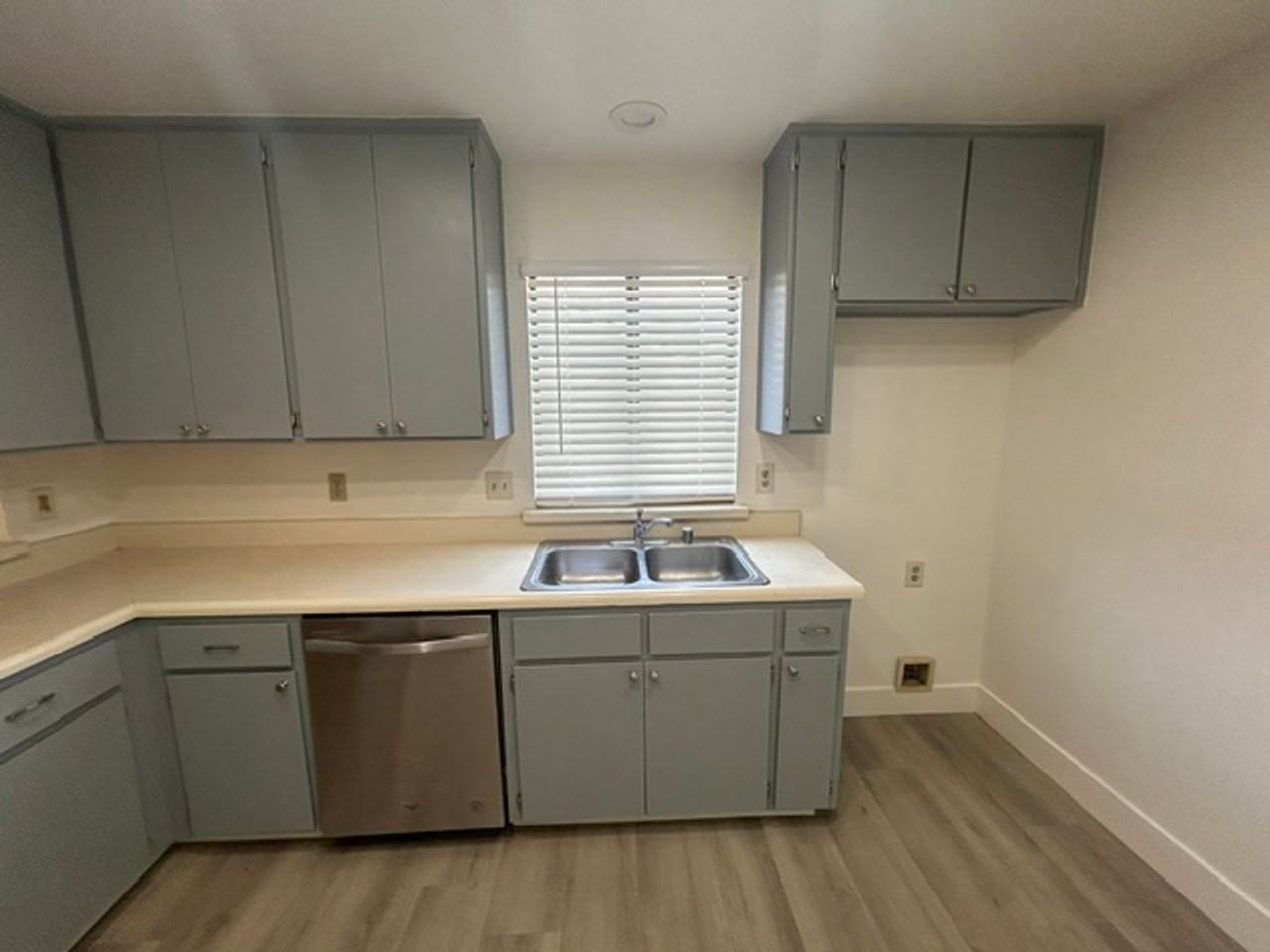 1136 W Damron Ave - Photo 6 of 20