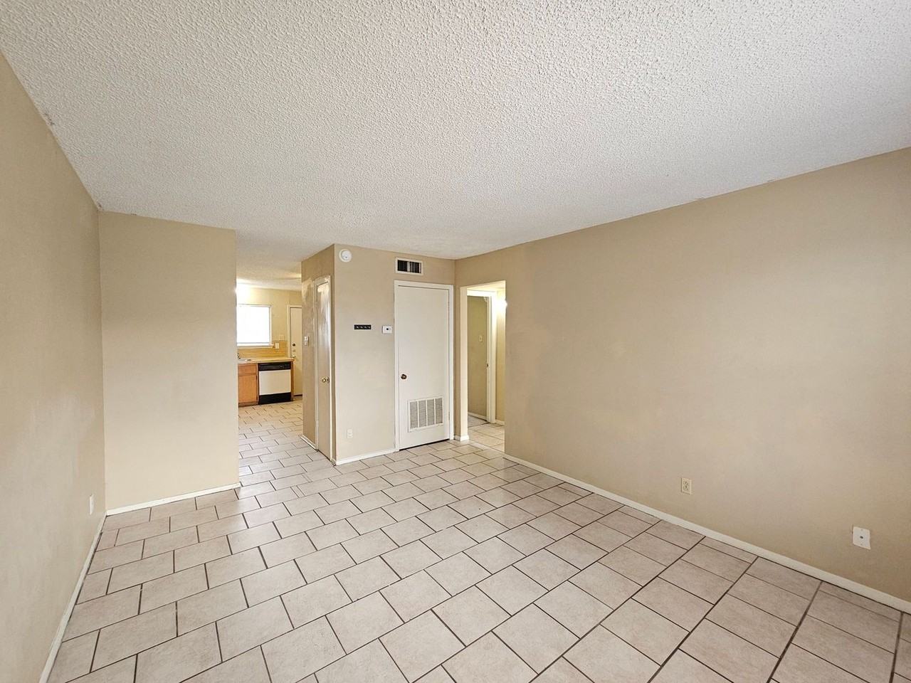 1305 Quail Cir #B - Photo 3 of 14