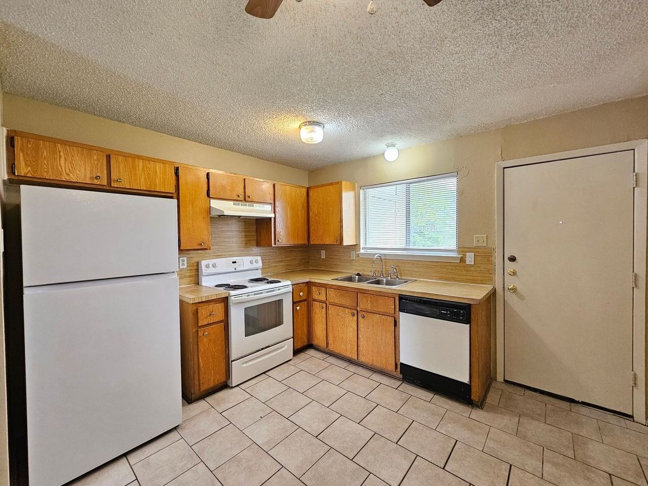 1305 Quail Cir #B - Photo 4 of 14