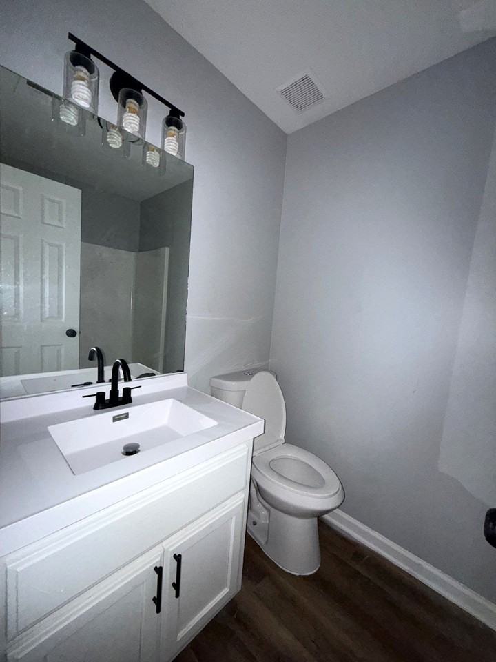 312 N College St #B - Photo 4 of 13