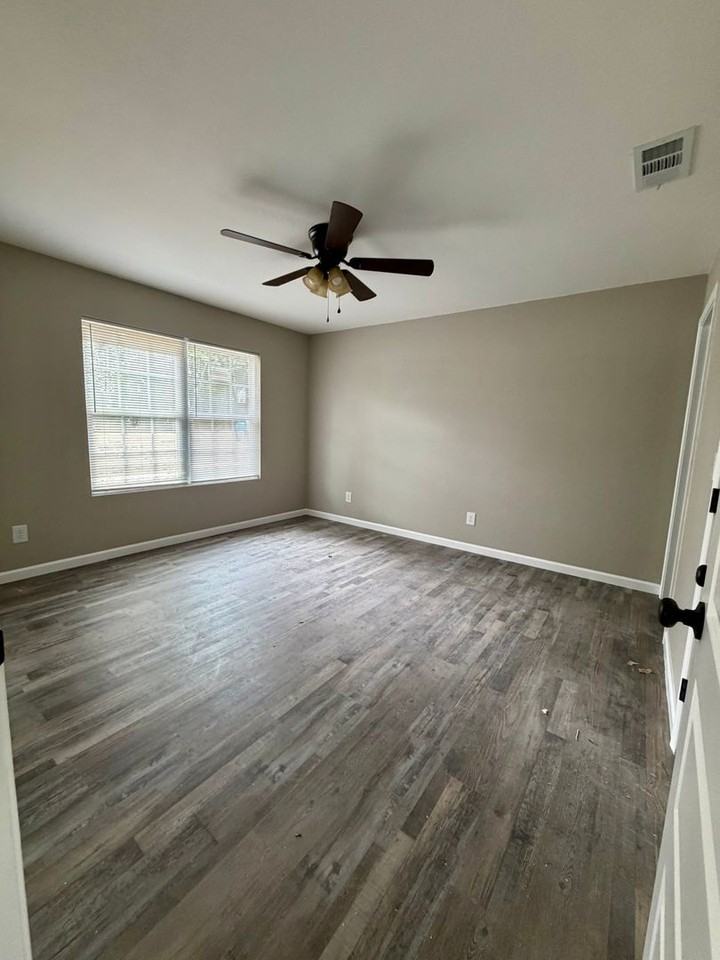 1530 Hallway Dr - Photo 3 of 12