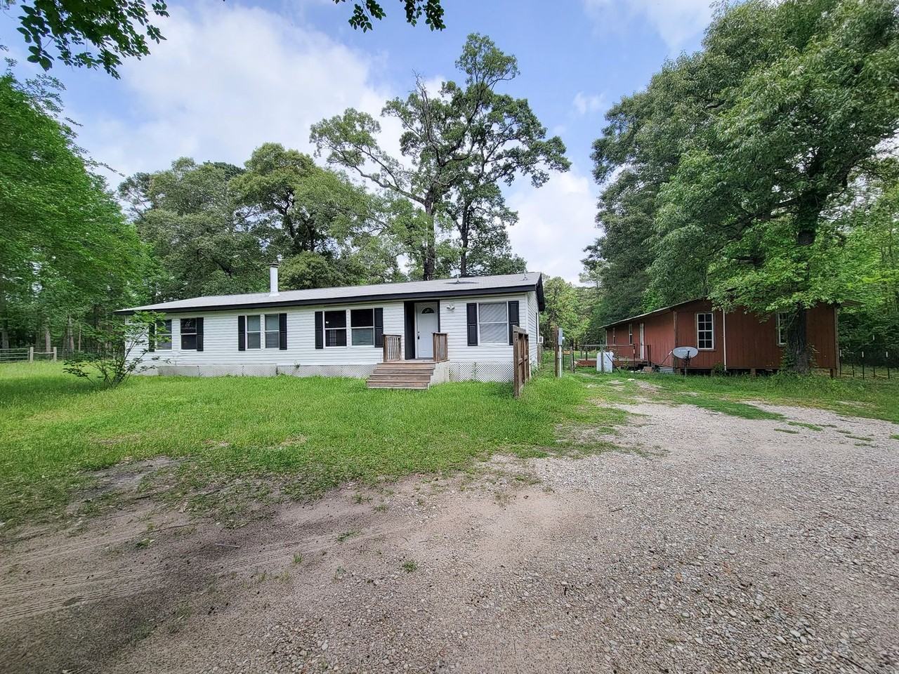 20284 Forest Woods Ln - Photo 2 of 37