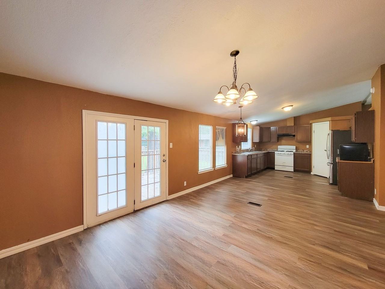 20284 Forest Woods Ln - Photo 5 of 37