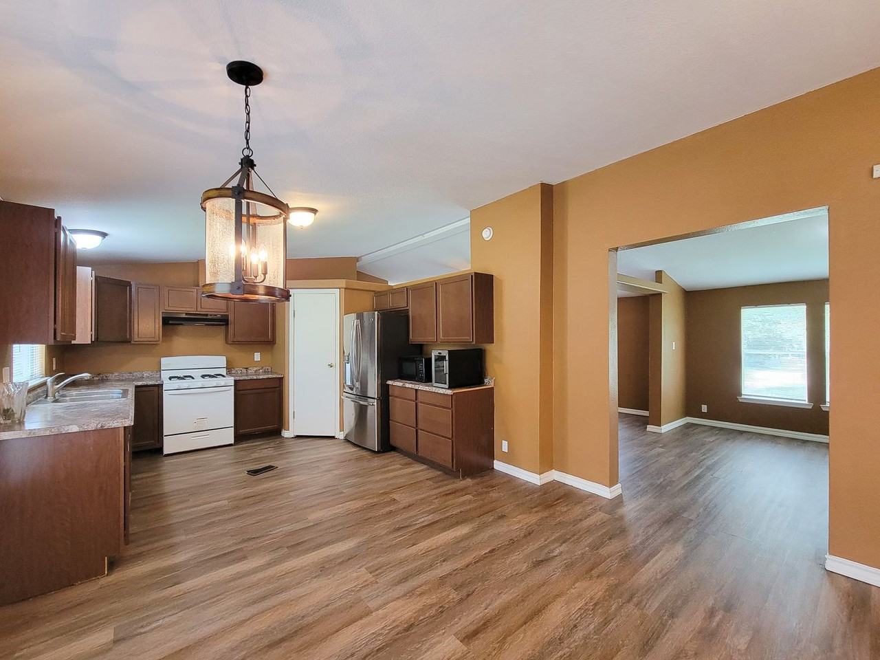 20284 Forest Woods Ln - Photo 6 of 37