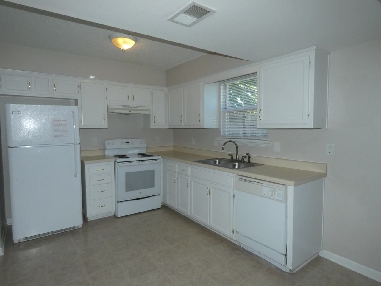 833 Spring Ct - Photo 4 of 17