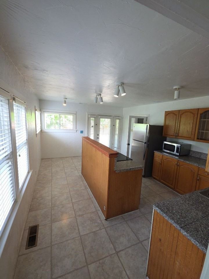 595 9th St - Photo 4 of 20