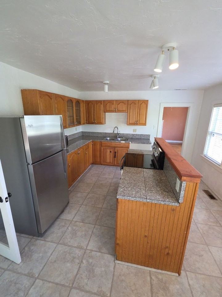 595 9th St - Photo 5 of 20