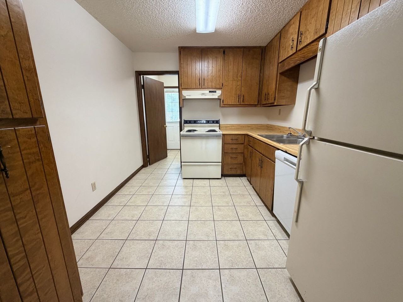 1755 Poplar St #B - Photo 3 of 12