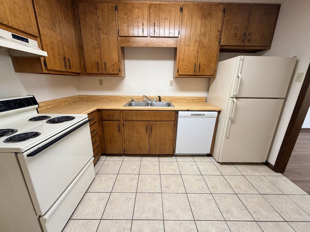 1755 Poplar St #B - Photo 4 of 12