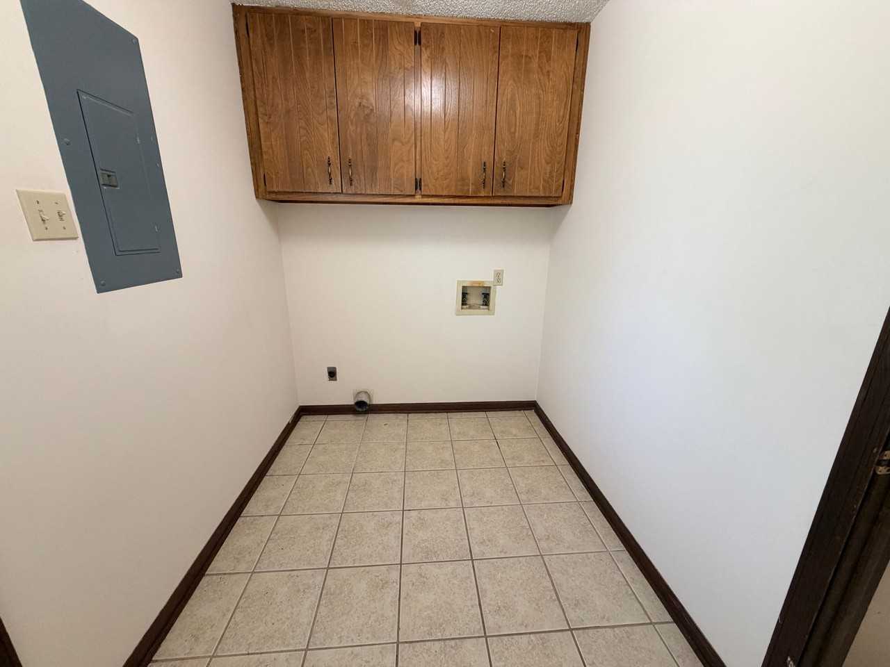 1755 Poplar St #B - Photo 5 of 12