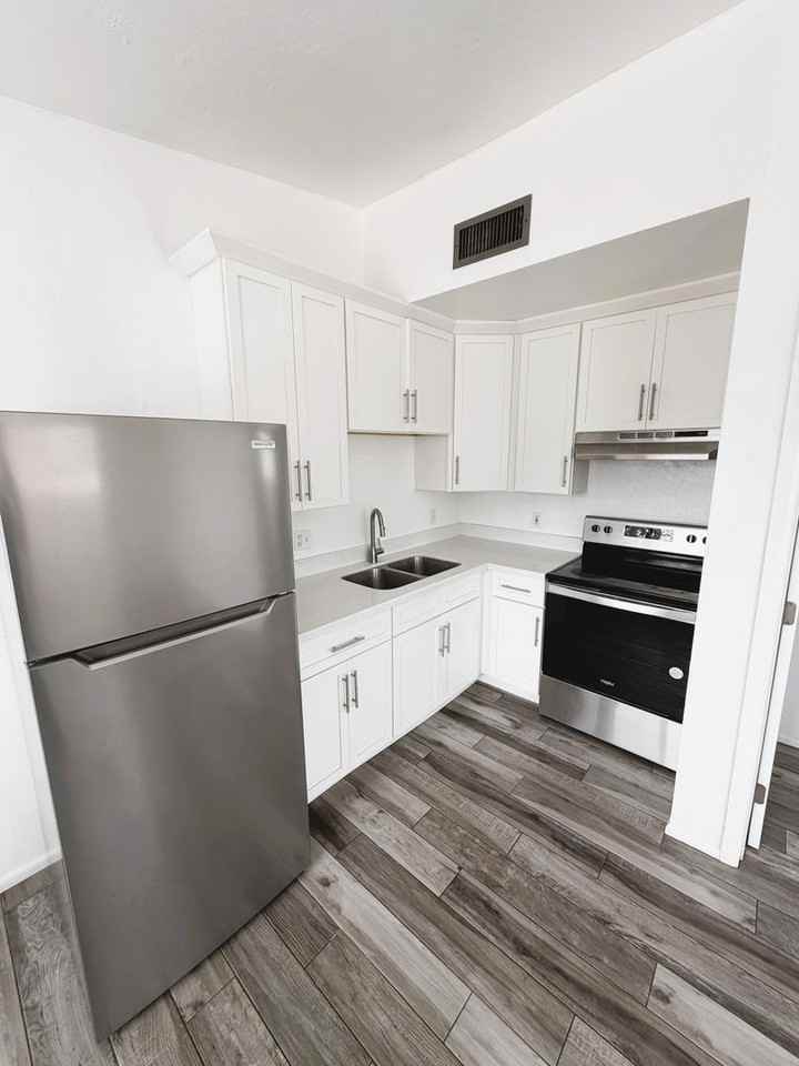 290 N Hamilton St #4 - Photo 4 of 8