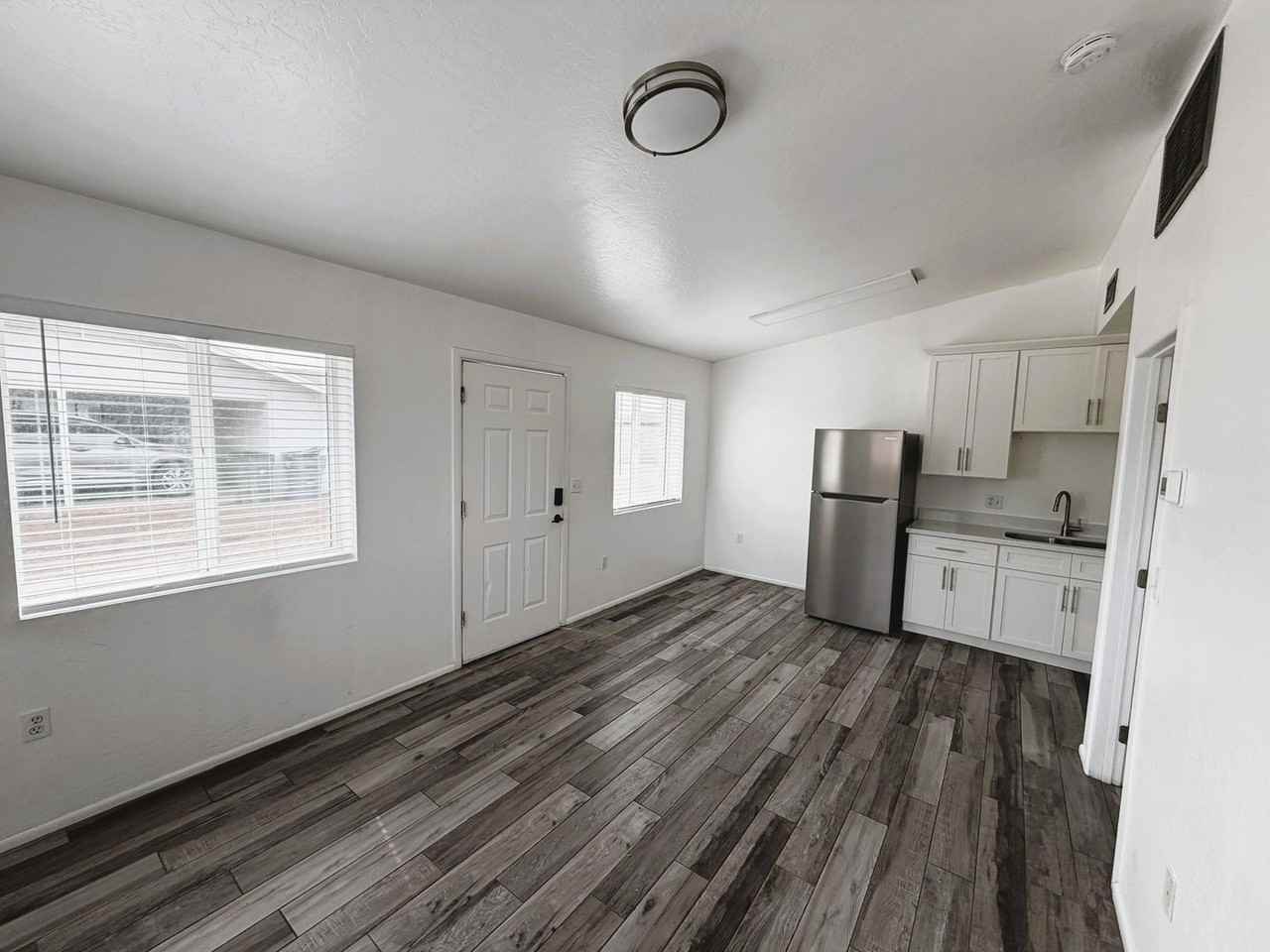 290 N Hamilton St #4 - Photo 5 of 8