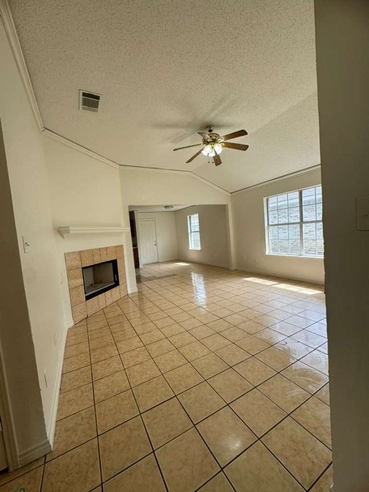 4427 Las Haciendas Dr - Photo 2 of 19
