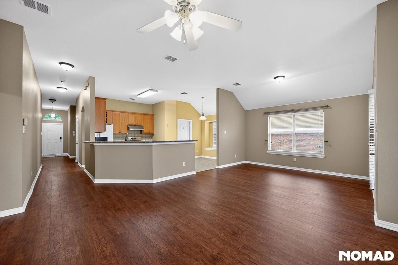 409 Lois Ln - Photo 3 of 32