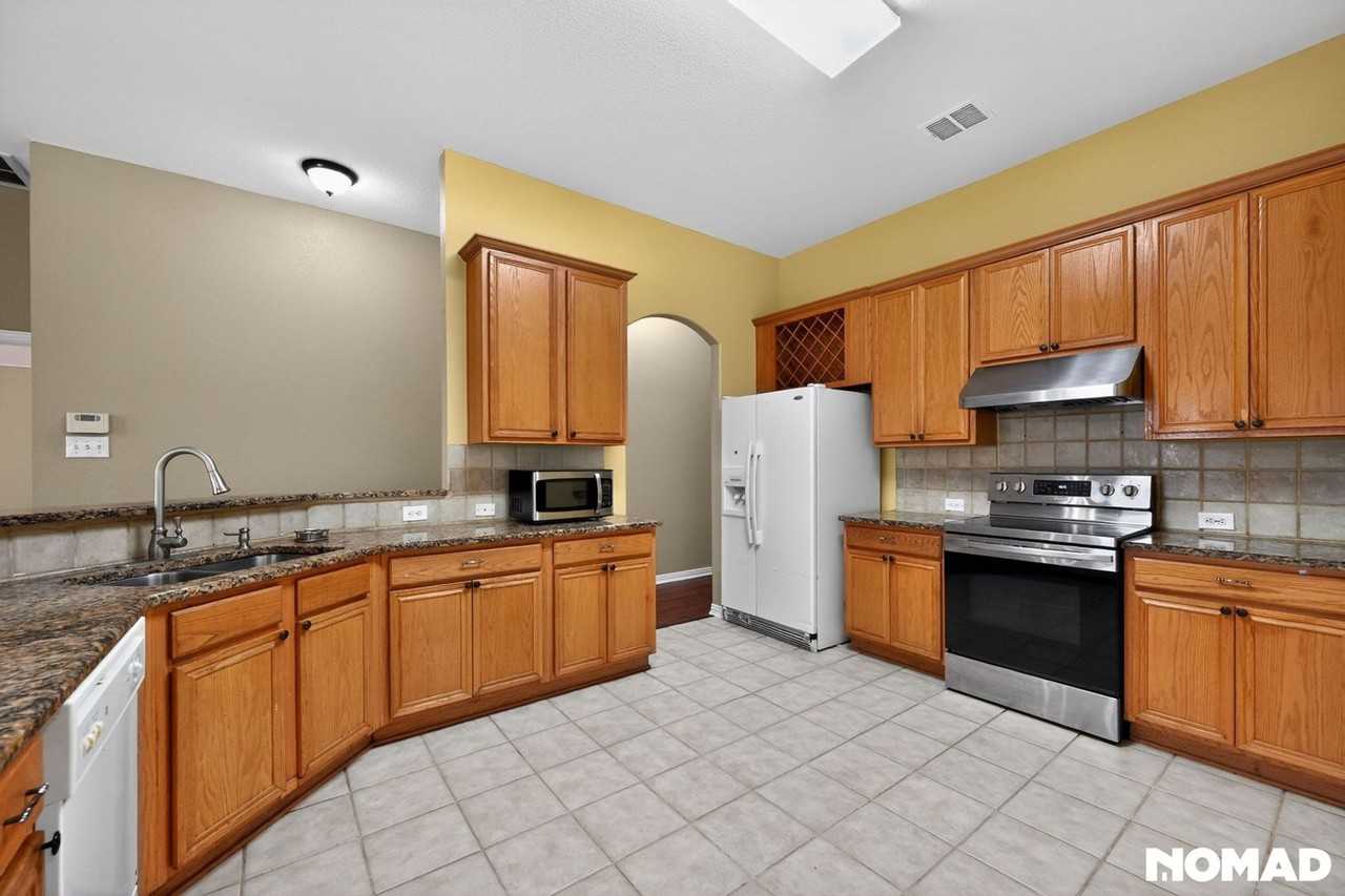 409 Lois Ln - Photo 5 of 32