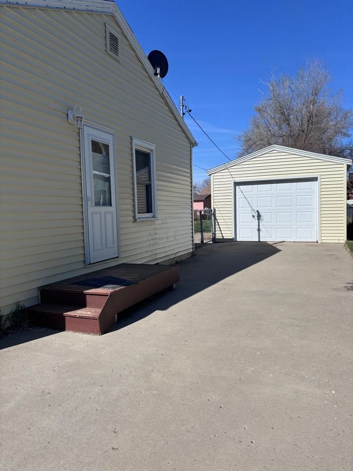 417 21st St Nw - Photo 2 of 17