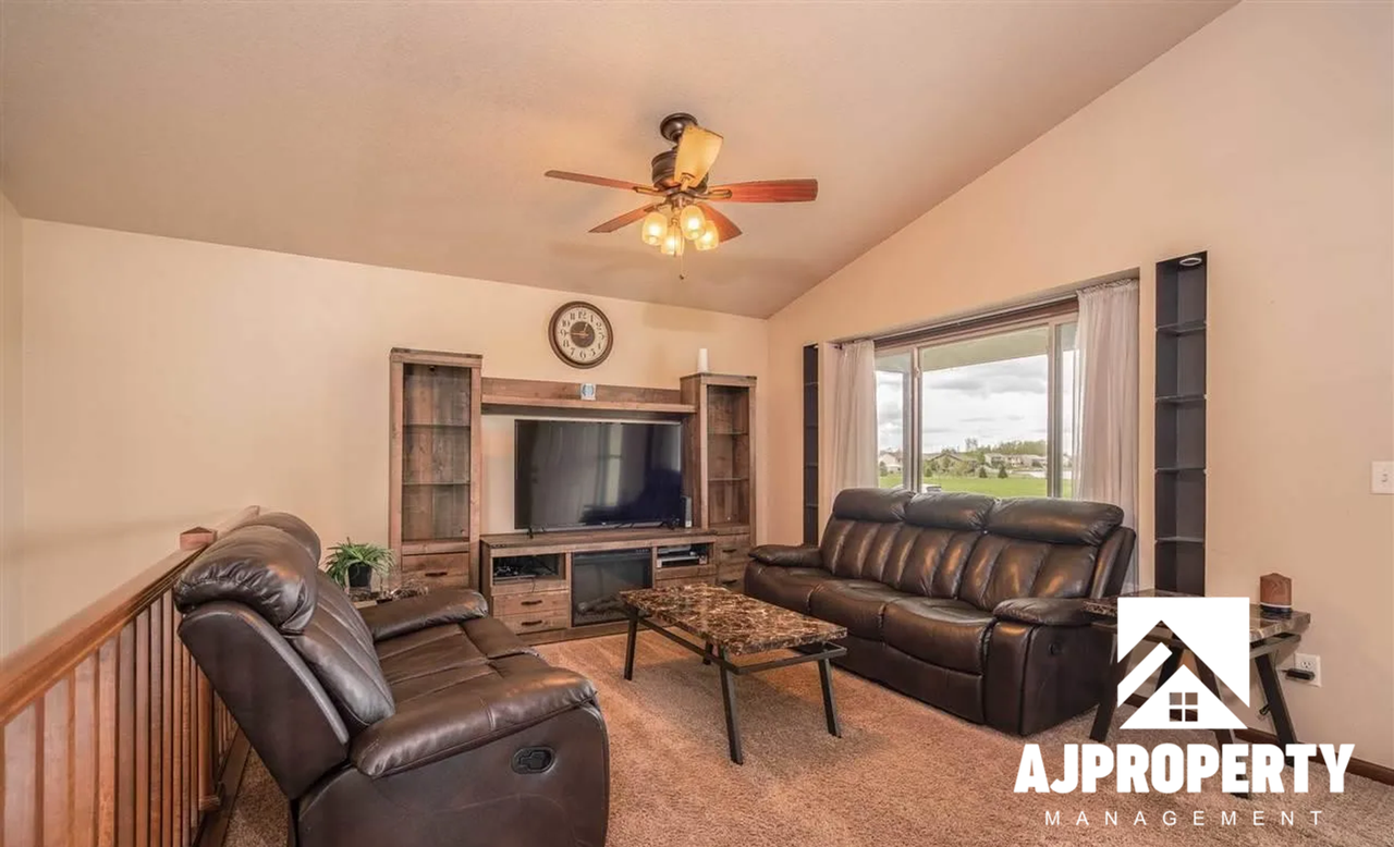 7421 W 64th St - Photo 3 of 18