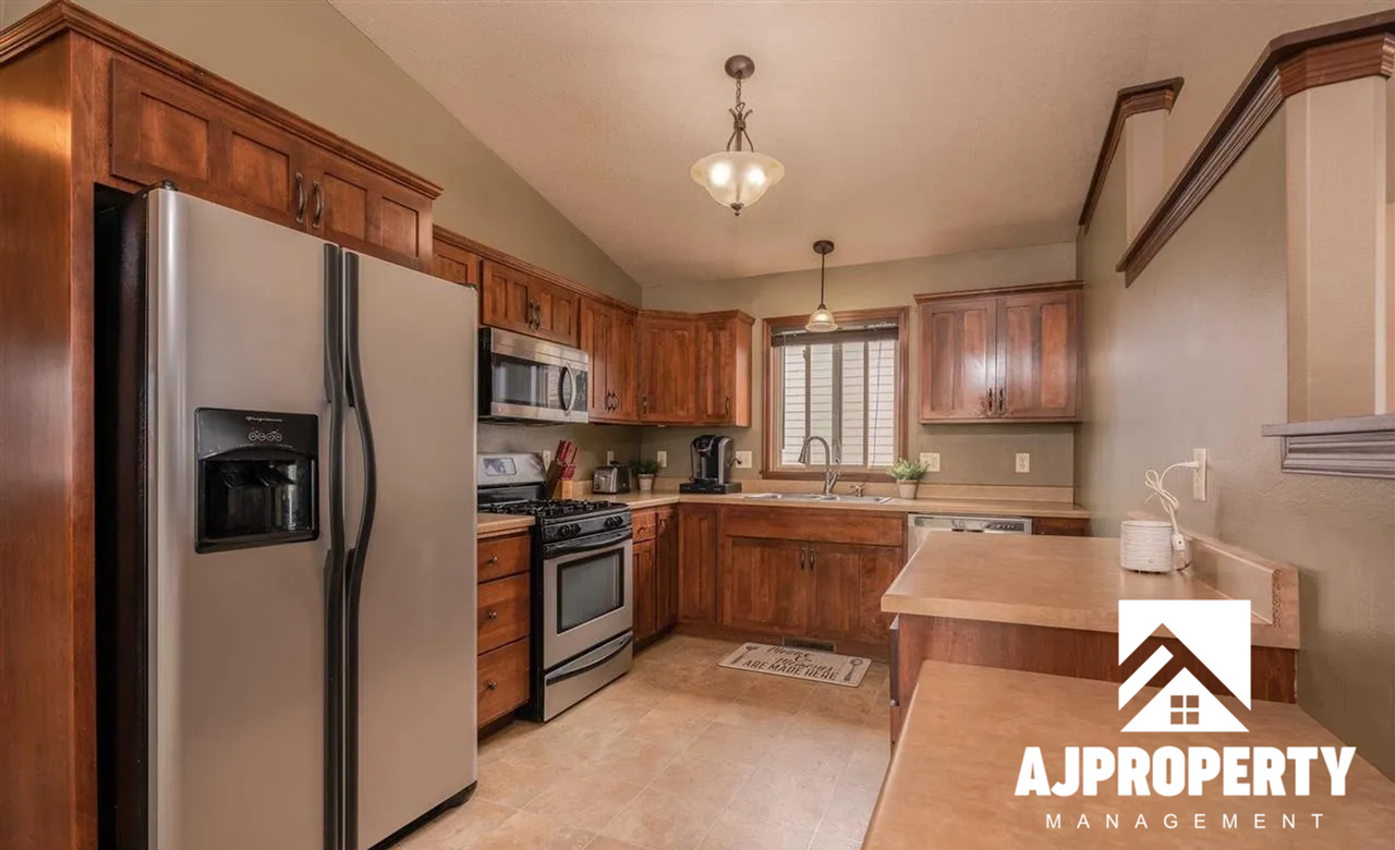 7421 W 64th St - Photo 4 of 18