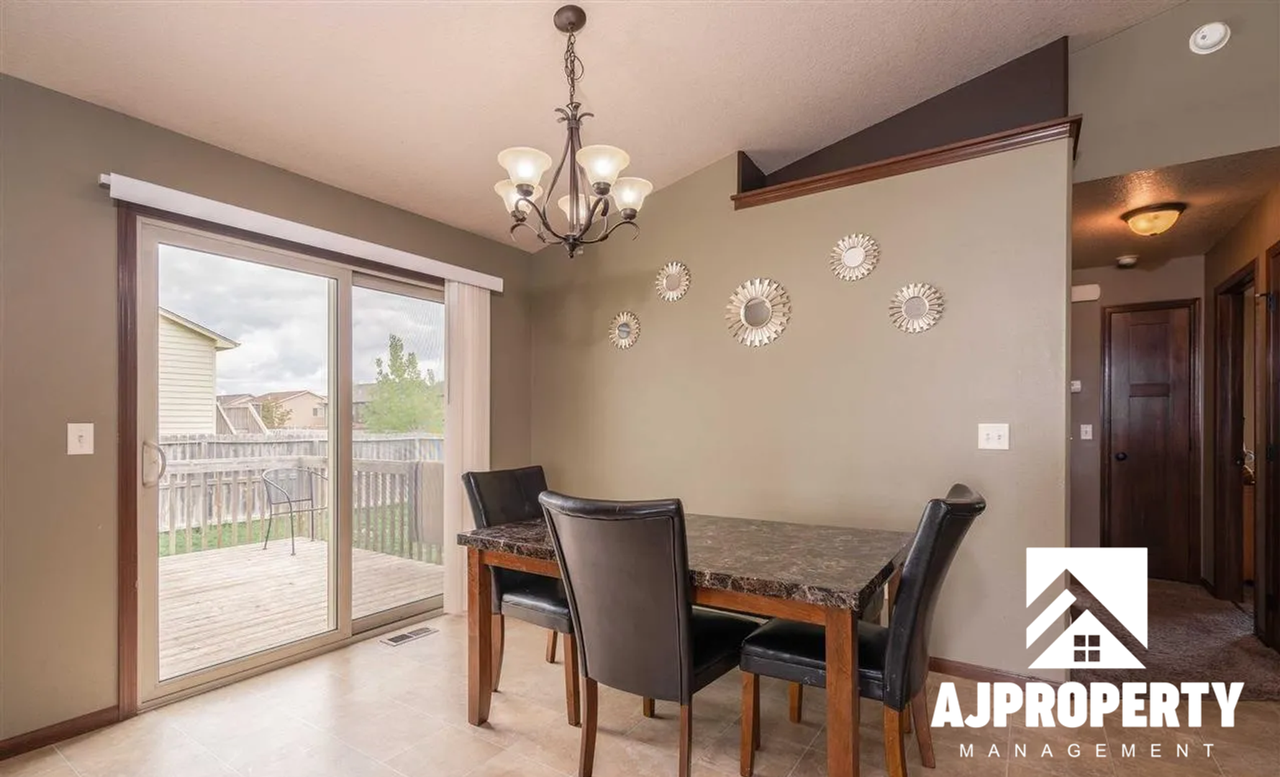 7421 W 64th St - Photo 5 of 18