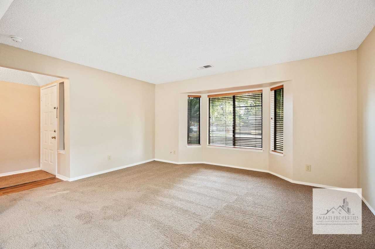 2926 Ezie Ave - Photo 2 of 10