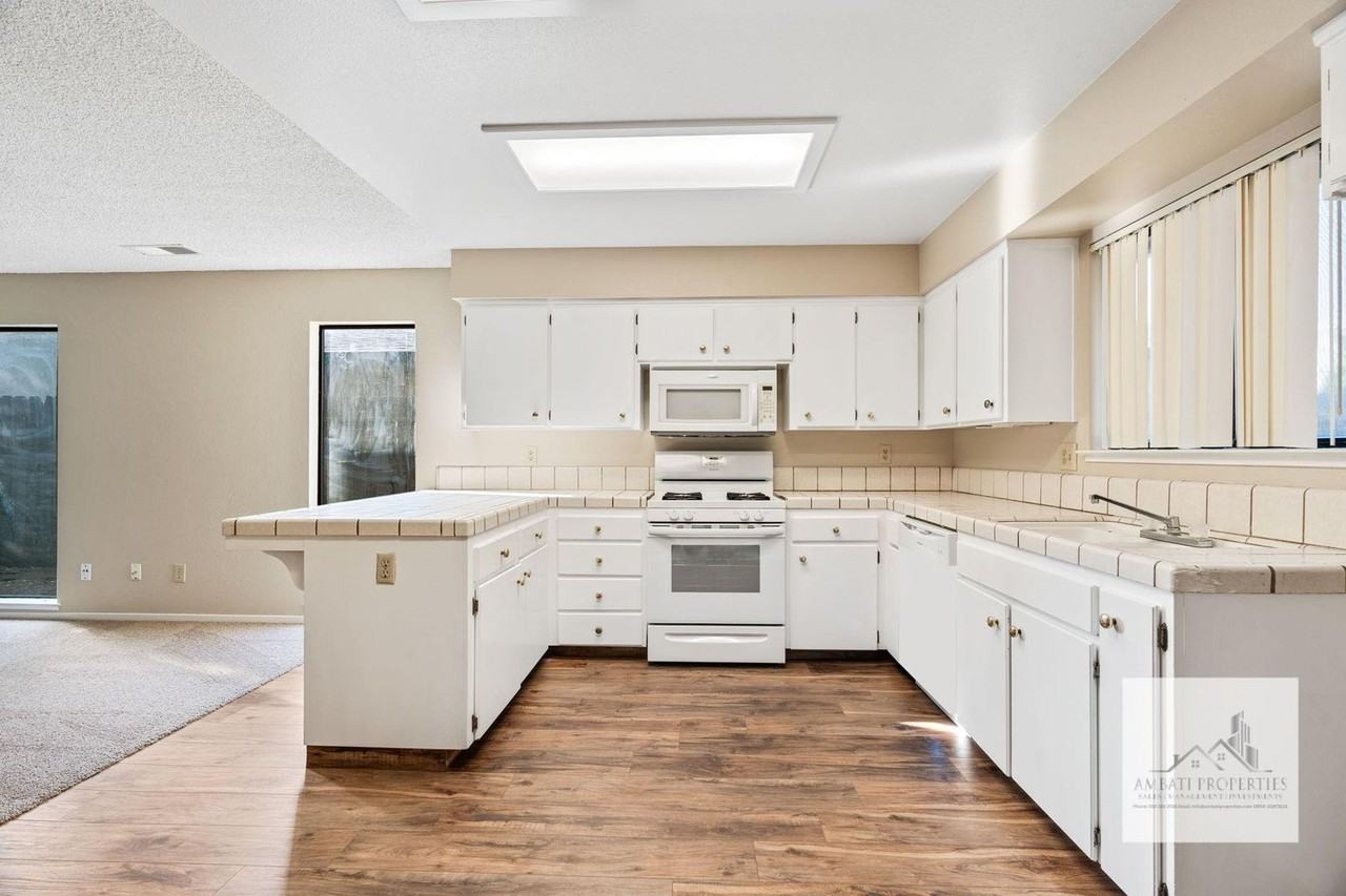 2926 Ezie Ave - Photo 5 of 10