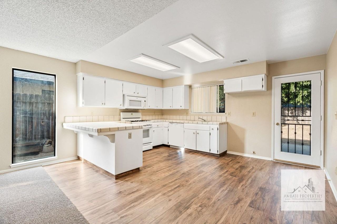 2926 Ezie Ave - Photo 7 of 10