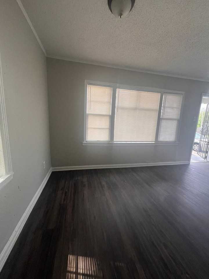 2812 Amsden Ave - Photo 2 of 13