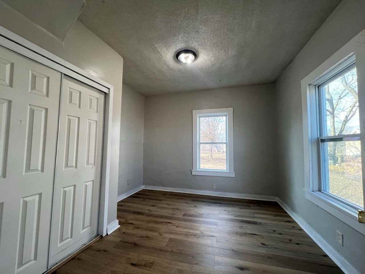 916 S 32nd St - Photo 3 of 7